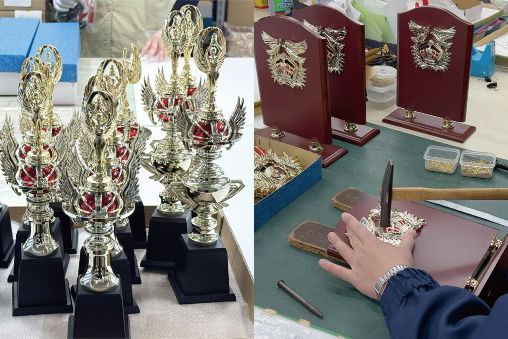 トロフィーや楯の組立作業
