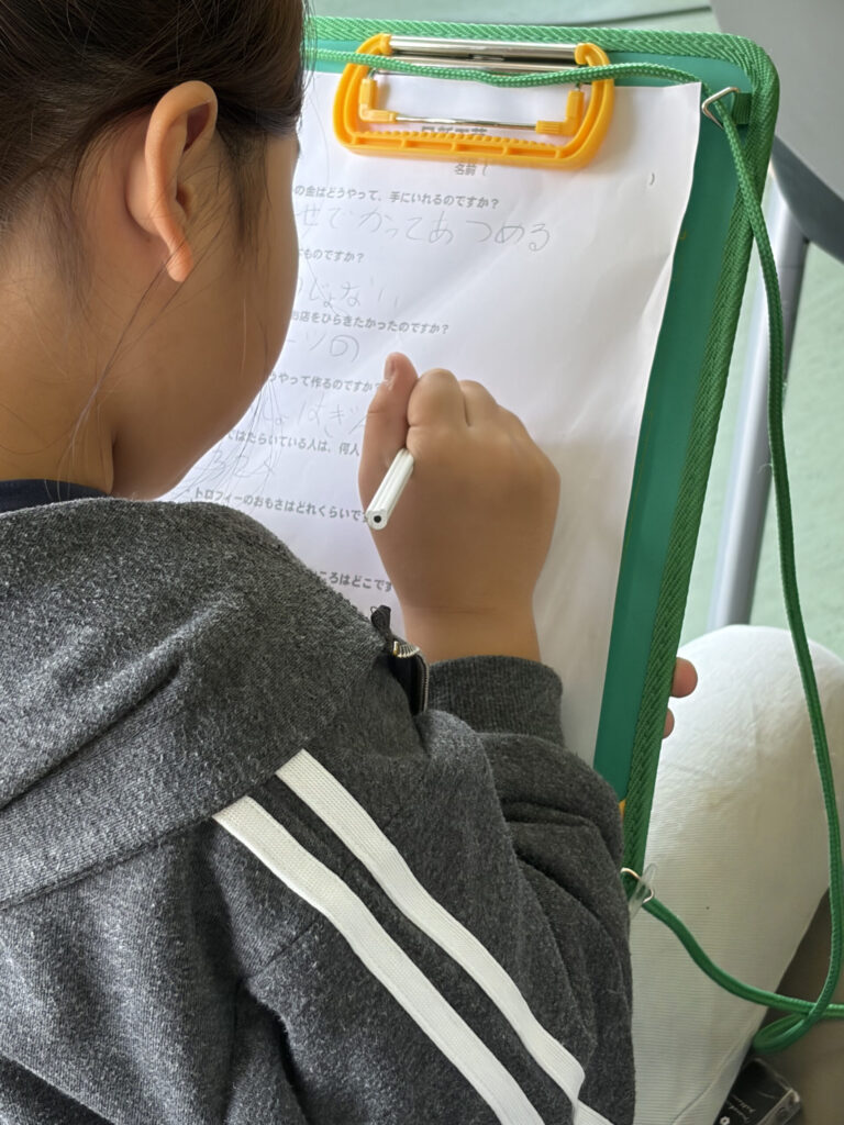 質問の答えを紙に記入する