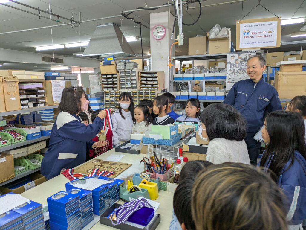 メダルの出荷作業