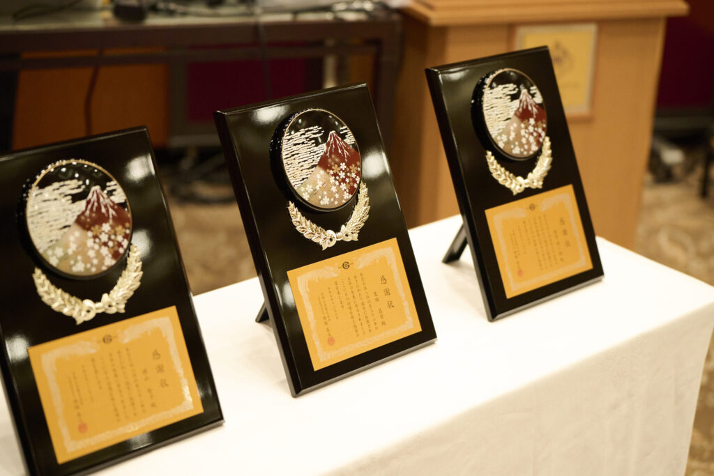 光沢があり、伝統的な図柄の蒔絵が施された高級感の有る表彰楯が並べられている。これは、勤続30年以上の社員へ贈られる