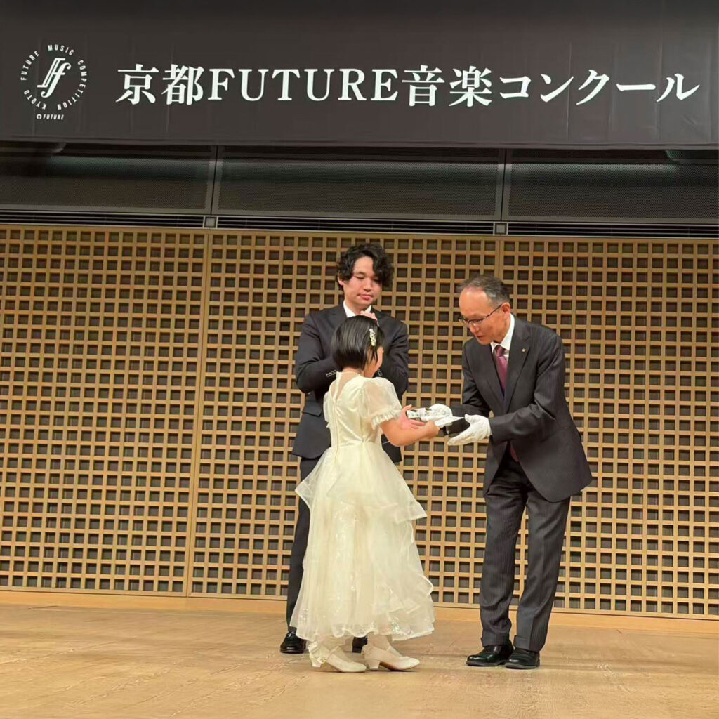 京都FUTURE音楽コンクール 表彰式 当社代表取締役社長によるトロフィー授与-2