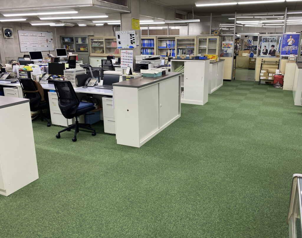 張り巡らされた緑色のタイルカーペット