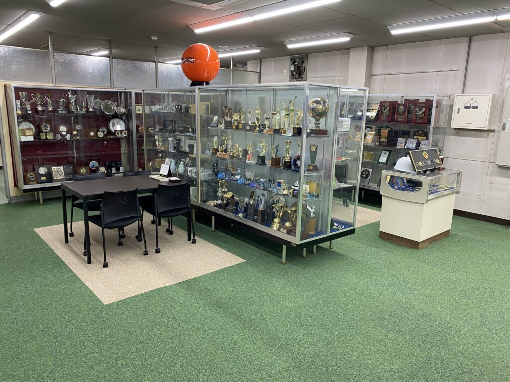 来客エリアとその周囲のショーケース