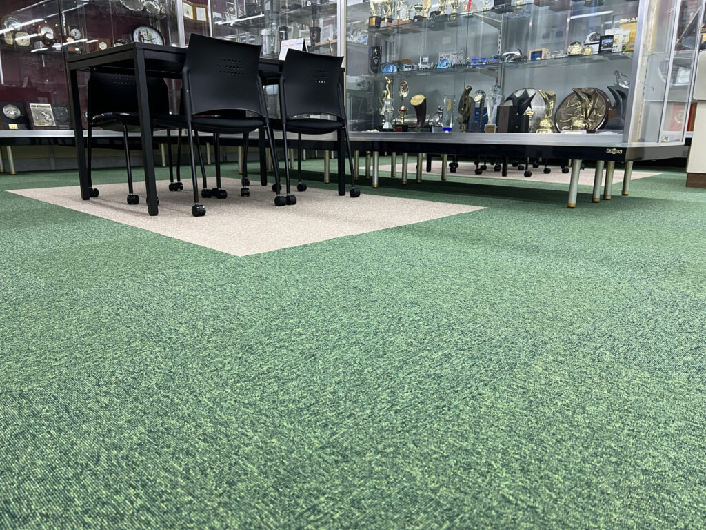 芝生のように鮮やかなカーペットの色合い